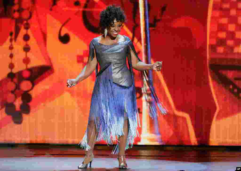 Gladys Knight tampil di panggung pada malam anugerah untuk insan teater Amerika "Tony Awards" di Radio City Music Hall, New York (8/6).