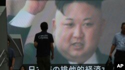 Fotografika lidera Severne Koreje Kim DŽong Una na televizijskom programu tokom izveštaja o probmom lansiranju rakete koja je pala u more unitar japanske ekonomske zone, u Tokiju, 4. jula 2017.