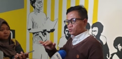 Direktur Eksekutif Amnesty International Indonesia Usman Hamid (foto: VOA/Sasmito Madrim).
