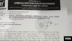 Berkas somasi yang disiapkan oleh LBH Masyarakat. (Foto: VOA/Ahmad Bhagaskoro)