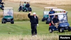 Predsednik SAD Donald Tramp gestikulira dok šeta tokom pauze za golf, u Turnberiju, Škotska, 14. jula 2018.