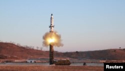 김정은 국무위원장이 지난 12일 북한의 신형 중장거리 전략탄도미사일(IRBM)인 '북극성 2형' 시험발사를 현지지도했다고 조선중앙통신이 13일 보도했다. 