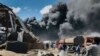 Asap hitam dari kebakaran akibat serangan udara di Mekele, ibu kota wilayah Tigray di Ethiopia utara, 20 Oktober 2021. (AP).