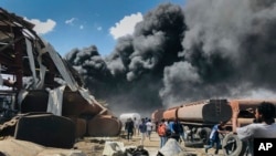 Asap hitam dari kebakaran akibat serangan udara di Mekele, ibu kota wilayah Tigray di Ethiopia utara, 20 Oktober 2021. (AP).