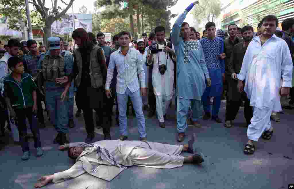 Wani Jami'in Gwamnatin Afghanistan Ya Ce Dakarun Gwamnatin Kasar Sun Sami Nasarar Kwato Yankin Kunduz Daga Hannun Mayakan Kungiyar Taliban, Oktoba 7, 2015. 