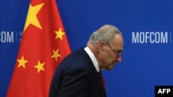 Pemimpin Mayoritas Senat AS Chuck Schumer tiba di Beijing untuk menghadiri pertemuan bilateral dengan Menteri Perdagangan China Wang Wentao, pada 9 Oktober 2023. (Foto: Andy Wong/Pool/AFP)