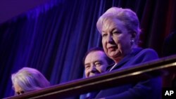 Federalni sudija Marijen Tramp Beri, starija sestra Donalda Trampa, sedi na balkonu za vreme Trampovog skupa u izbornoj noći 8. novembra 2016.