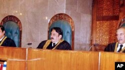 چیف جسٹس آف پاکستان سپریم کورٹ کے دیگر جج صاحبان کےساتھ (فائل فوٹو)