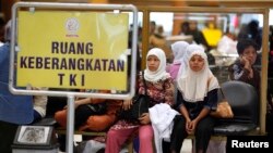 Para TKI menunggu dokumen yang sedang diproses sebelum berangkat ke Arab Saudi di bandara Soekarno-Hatta, Jakarta, 28 Oktober 2009. (Foto: Beawiharta/Reuters).