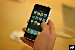 Seorang pelanggan mencoba iPhone pertamanya