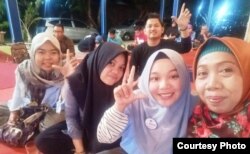 Sri Setyaningsih (paling kanan) di tengah sosialisasi bersama pemilih muda di Yogyakarta. (Foto courtesy: Sri S).