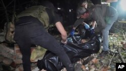俄罗斯导弹袭击乌克兰哈尔科夫市一处公寓，导致人员伤亡。（美联社）