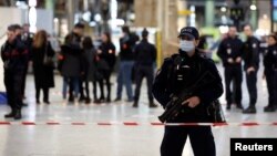 Pripadnici francuske policije obezbeđuju mesto napada, nakon što je muškarac nožem ranio nekoliko ljudu na železničkoj stanici Gar du Nor, Pariz, 11. januara 2023.