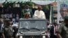 Muhammadu Buhari yana zaga dandali cikin mota tare da manyan jami'an tsaron kasa domin gaida jama'a da kuma sojojin da suka yi faretin karrama sabon babban kwamandan nasu