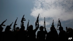 Suku yang setia kepada pemberontak Houthi mengangkat senjata mereka di Sanaa, Yaman, 22 Agustus 2020. (Foto: AP)