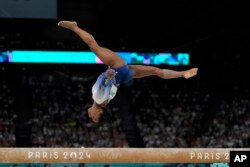 Simone Biles, dari Amerika Serikat, bertanding dalam final balok keseimbangan perorangan senam artistik putri di Bercy Arena di Paris, Prancis, pada Olimpiade Musim Panas 2024, Senin, 5 Agustus 2024. (Francisco Seco/AP)