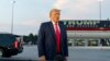 ARHIVA - Bivši američki predsjednik Donald Tramp obraća se novinarima na aerodromu u Atlanti (Foto: AP Photo/Alex Brandon)