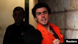 Luigi Mangione, sospechoso del asesinato de Brian Thompson, presidente ejecutivo de la aseguradora UnitedHealth, llega a una audiencia en la corte del condado de Blair en Hollidaysburg, Pensilvania, el 10 de diciembre de 2024.