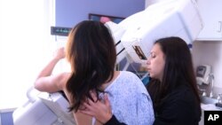 ILUSTRASI - Seorang petugas membantu pasien melakukan mamogram digital di Tufts Medical Center, Boston, 23 Oktober 2010.