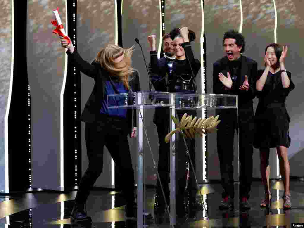 Director Andrea Arnold (L), Jury Prize award winner for her film American Honey, reacts next to actress Sasha Lane (2ndL) during the closing ceremony of the 69th Cannes Film Festival in Cannes, France, May 22, 2016.
