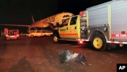 Saudi Press Agency menunjukkan puing-puing di landasan Bandara Abha setelah serangan pemberontak Houthi Yaman, di Abha, Arab Saudi, 12 Juni 2019. (Foto: AP)
