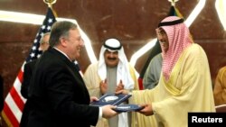 Državni sekretar SAD Majk Pompeo i ministar spoljnih poslova Kuvajta šeik Sabah al Kalid razmenjuju potpisana dokumenta u Kuvaj Sitiju, Kuvajt, 20. marta 2019.