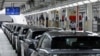 Mobil-mobil listrik produksi perusahaan China BYD tampak di pabriknya di Rayong, Thailand (foto: ilustrasi). China meningkatkan ekspor kendaraan hibrida ke Eropa setelah Uni Eropa menerapkan tarif hingga 45,3% untuk impor kendaraan listrik China. 