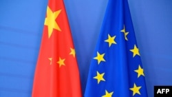 Arhiva - Zastave Kine i Evropske unije tokom samita EU-Kina, u sedištu Evropske komisije u Briselu, 29. juna 2015.