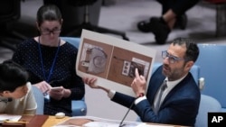 Фото: Джона Лефф з Conflict Armament Research показує фотографії уламків зброї РФ, знайдених в Україні, в Організації Об’єднаних Націй, 28 червня 2024 року. Зброю виготовила Північна Корея, а Пхеньян активізує свої зусилля, сказав Лефф 18 грудня.