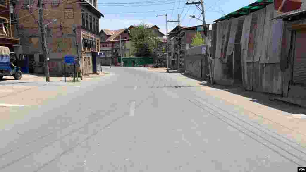 جموں و کشمیر میں کرونا وائرس کو مزید پھیلنے سے روکنے کے لیے 19 مارچ کو لاک ڈاؤن گیا کیا تھا تاہم مئی کے آخر میں اس میں بتدریج نرمی کی گئی۔