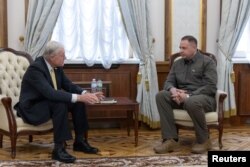 Ukraina prezident idorasi boshqaruvchisi Andriy Yermak AQSh maxsus vakili Kit Kellogg bilan muloqotda, Kiyev, 19-fevral, 2025