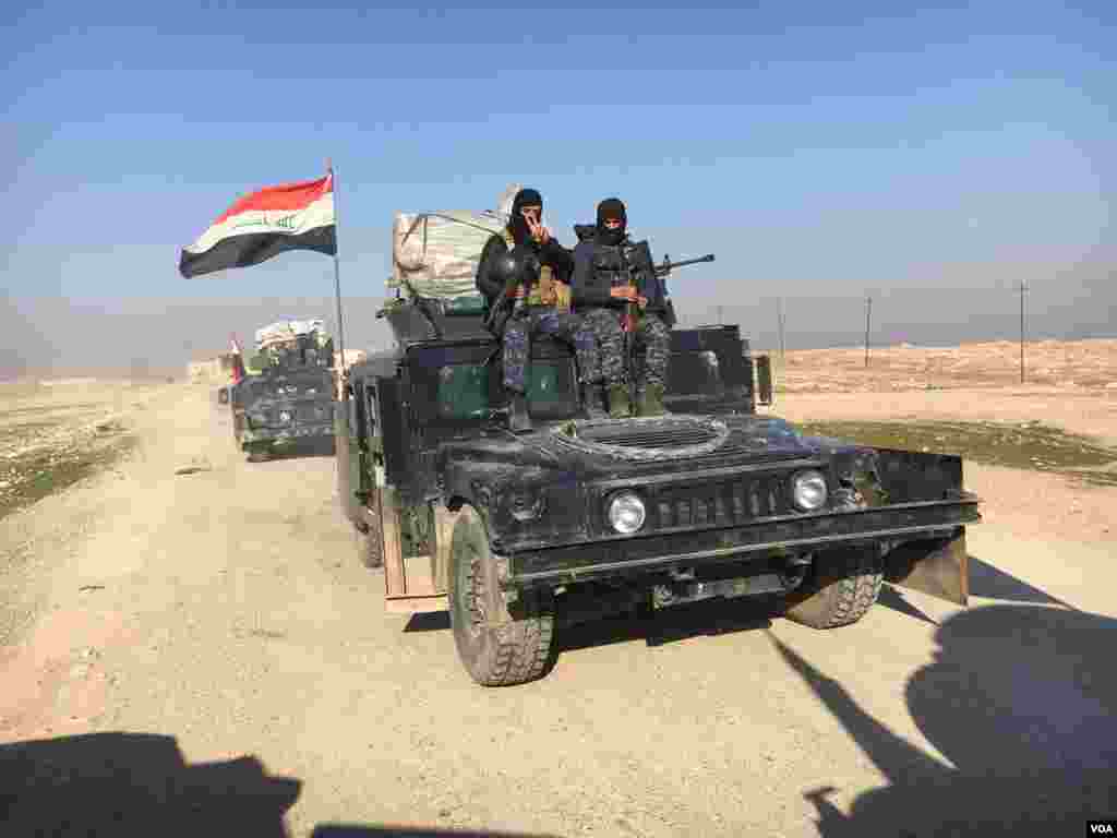 Dakarun kasar Iraqi sun isa filin daga don yakar 'yan kungiyar ISIS da suka mamaye filin jirgin saman Mosul, Iraqi, ranar 23 ga watan Fabrairu, 2017.(K. Omar/VOA)