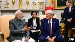 Perşembe akşam saatlerinde Modi’yle bir ortak basın toplantısı düzenleyen Trump bu vaadinin Amerika’nın ticaret açıklarını azaltmayı ve muhtemelen gümrük tarifelerini yükseltmeyi içereceğini söyledi.
