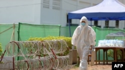ရန်ကုန်မြို့ရှိ Quarantine စင်တာတခုအတွင်းတွင် တွေ့ရတဲ့ ဝတ်စုံပြည့်ဝတ်ထားတဲ့ ဝန်ထမ်းတဦး။ (ဧပြီ ၀၉၊ ၂၀၂၀)