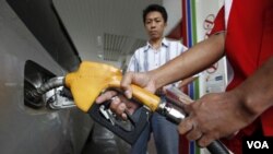 Ilustrasi: Seorang petugas SPBU mengisi bensin sebuah mobil di salah satu pompa bensin di Jakarta (foto: dok).