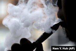 미 보건당국이 전자담배로 인한 질병 발생 사례가 알려진 것보다 수백 건 더 있을 것이라고 밝혔다.