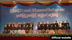 မြန်မာနိုင်ငံ သတင်းမီဒီယာကောင်စီဝင်များအား ဂုဏ်ပြုညစာစားပွဲဖြင့် တည်ခင်းဧည့်ခံခြင်း။ (ဓာတ်ပုံ-နိုင်ငံတော်အတိုင်ပင်ခံရုံးဝန်ကြီးဌာန)