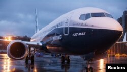 Sebuah pesawat Boeing 737 MAX 8 terparkir di luar hangar di pabrik Boeing di Renton, Washington, 8 Desember 2015.