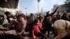 Pogled na šatore u kojima su smešteni raseljeni Palestinci, dok se iza vidi dim koji se uzdiže iz Kan Junisa tokom izraelskih vojnih opreacija, u Pojasu Gaze, 22. januara 2024.