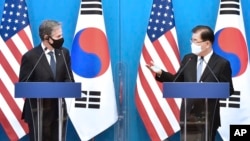 토니 블링컨(왼쪽) 미 국무장관과 정의용 한국 외교장관이 지난해 3월 서울에서 공동 회견하고있다. (자료사진)