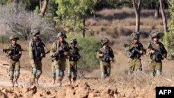 Tentara Israel berpatroli di sekitar posisi di sepanjang perbatasan selatan Israel dengan Jalur Gaza pada 13 Juni 2024 (foto: dok). Pemerintah AS mendesak Israel agar menyelidiki video seorang tentara melakukan pelecehan seks terhadap tahanan Palestina.