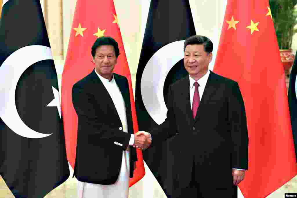 پاکستان کی خارجہ پالیسی میں چین کو حاصل مرکزی حیثیت عمران خان کے دور میں بھی برقرار رہی۔ انہوں نے چین کے کئی اہم دورے کیے اور رواں برس ہونے والے بیجنگ اولمپکس کی افتتاحی تقریب میں بھی شریک ہوئے۔ البتہ ان کے ناقدین کا کہنا ہے کہ پی ٹی آئی کے دورِ حکومت میں چین پاکستان اقتصادی راہداری (سی پیک) پر کام سست روی کا شکار ہوا۔