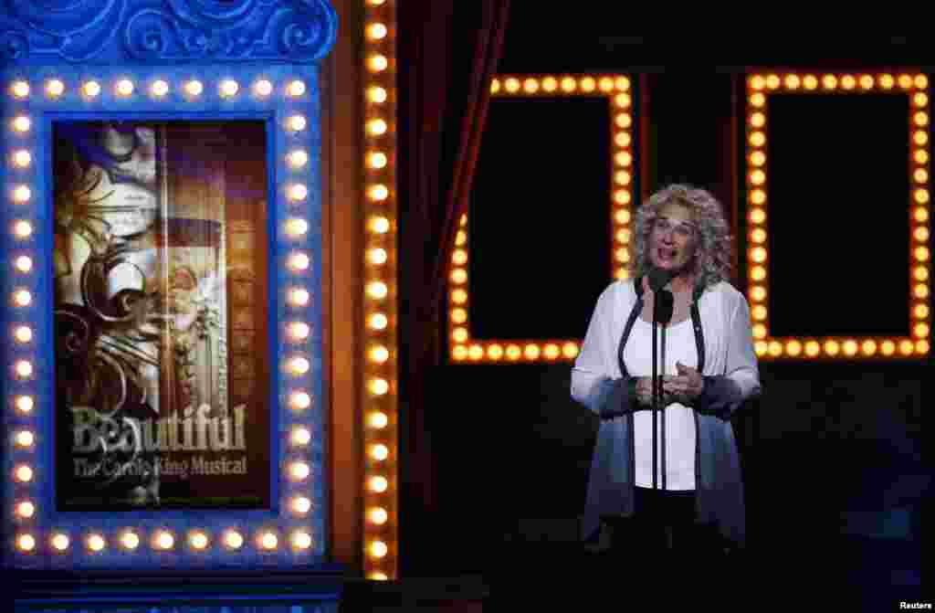 Carole King memperkenalkan sebuah penampilan dari pertunjukan "Beautiful: The Carole King Musical" dalam penghargaan tahunan ke-68 "Tony Awards" di Radio City Music Hall, New York (8/6).
