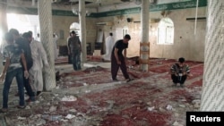 Nutane suke kallo bayan harin da wani dan kunar bakin wake ya kai kan masallacin 'yanshi'a a wani yanki na Saudiyya, a cikin watan Mayun bana.