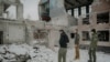 Des soldats ukrainiens visitent le site des bombardements russes où leurs camarades sont morts, lors d'un événement dédié à la mémoire des soldats ukrainiens tombés, à Kharkiv le 2 mars 2025.