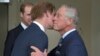 Pangeran Harry dari Inggris menyapa ayahnya Pangeran Charles sebelum menghadiri pertemuan Ketenagakerjaan Pemimpin Bisnis di London timur 10 September 2014. (Foto: REUTERS/Neil Hall)