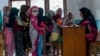 Anak-anak memakai masker pelindung berbaris saat kegiatan belajar mengajar di tengah wabah COVID-19 di Lebak, Provinsi Banten, 4 Agustus 2020. (Foto: Antara/Muhammad Bagus Khoirunas/via Reuters)