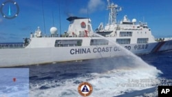在菲律宾海岸警卫队提供的这张图片中，2023年8月5日星期六，一艘中国海警船在菲律宾占领的南中国海第二托马斯浅滩附近向菲律宾海警船发射水炮，(Philippine Coast Guard via AP)