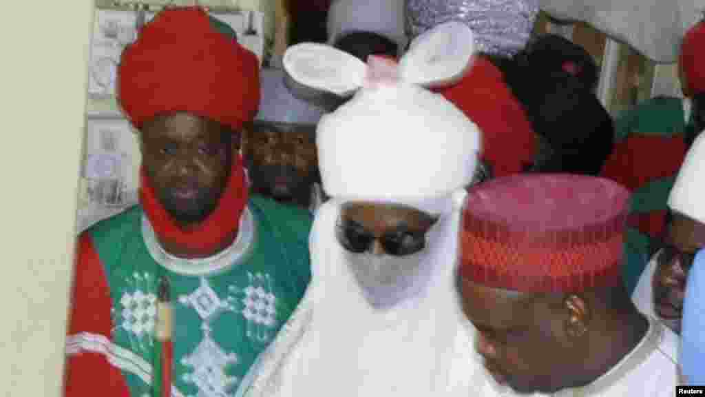 Sarkin Kano Muhammad Sanusi na biyu, ya ziyarci wadanda harin bom din ranar juma'a, ya rutsa dasu, a asibitin Murtala Muhammad, a Kano, 30 ga Nuwamba 2014.