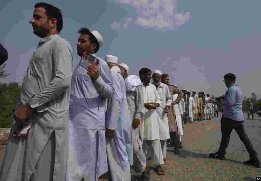 قبائلی اضلاع کے ووٹرز جمرود میں واقع ایک پولنگ اسٹیشن کے باہر ووٹ کاسٹ کرنے کے لیے قطار میں کھڑے ہیں۔